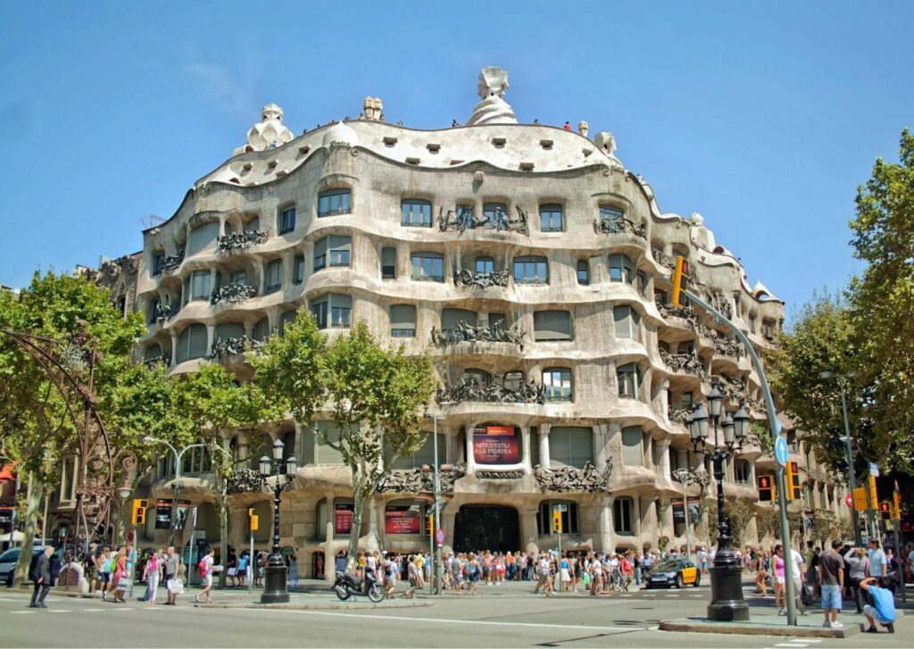arquitectura-moderna-Casa-Milà-La-Pedrera-Barcelona-España