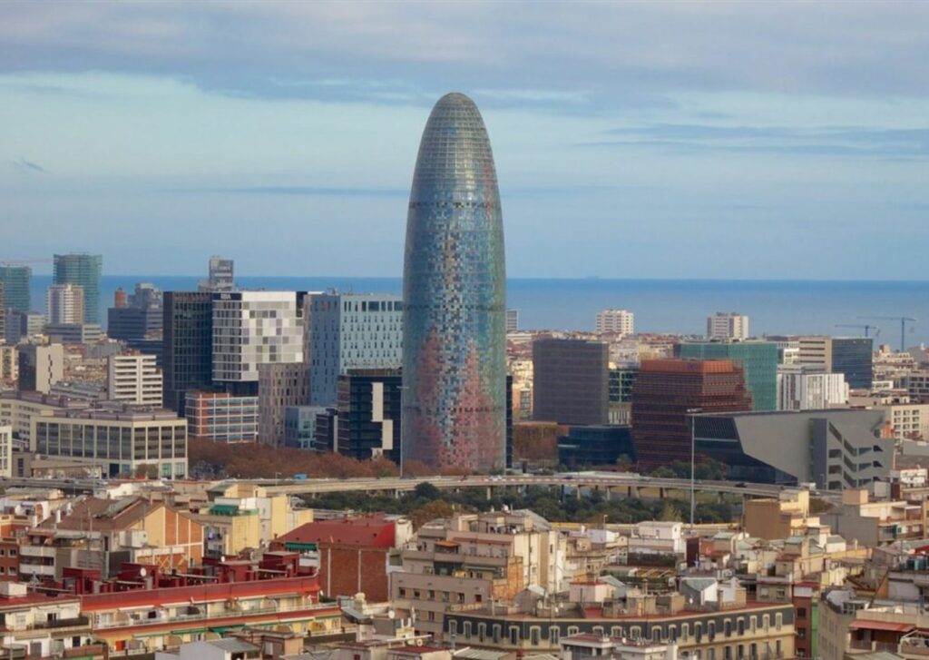 arquitectura-moderna-Torre-Agbar-Barcelona-España
