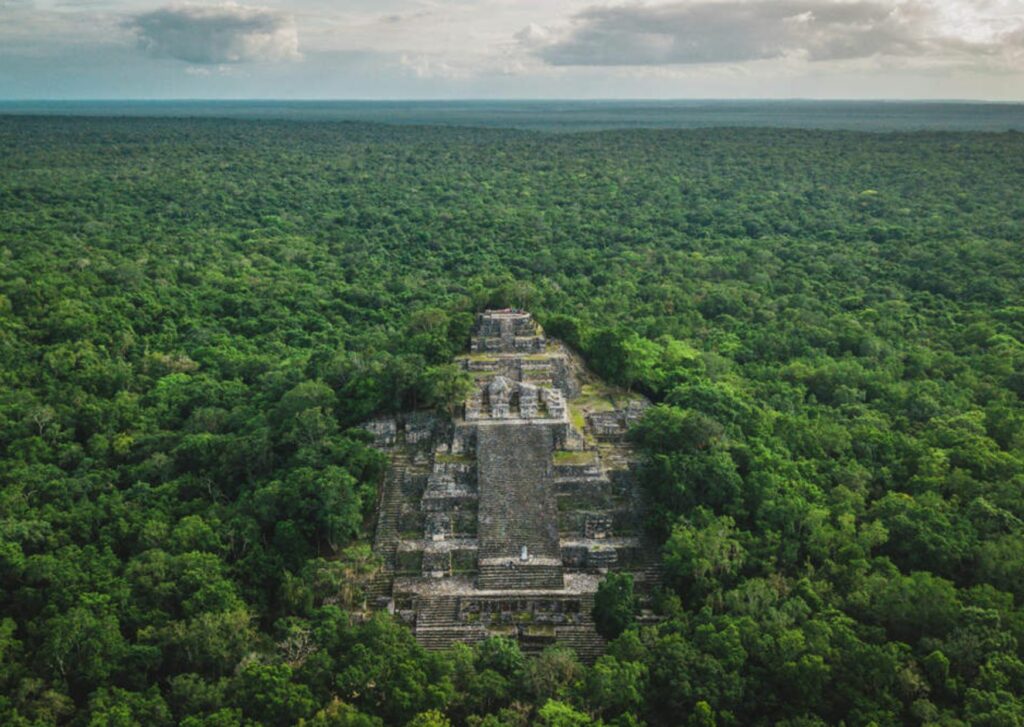 Arquitectura-Maya-Pirámide-en-Calakmul-México