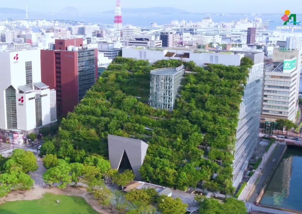 arquitectura-bioclimática-ACROS-Centre-Fukuoka-Japón