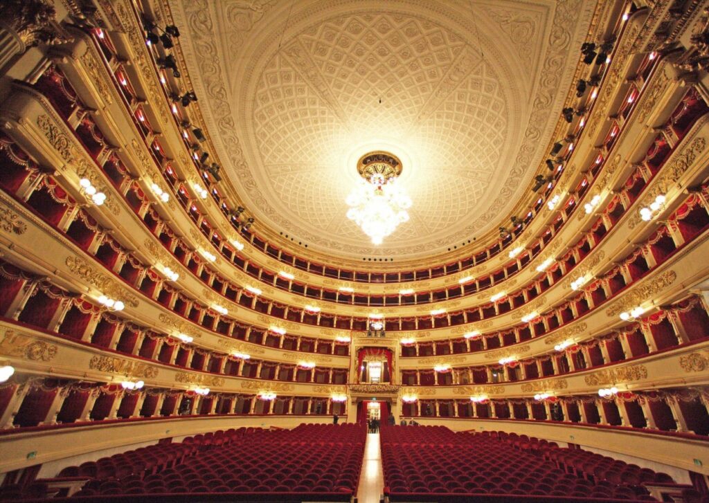 arquitectura-neoclasica-El-Teatro-de-La-Scala-Milán-Italia